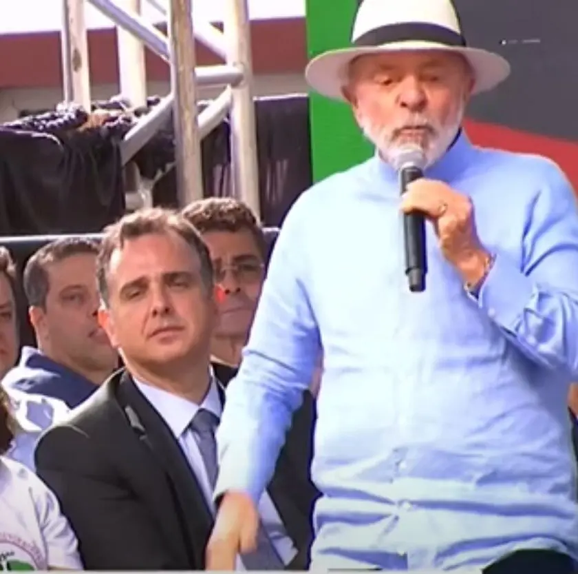 Com gritos de 'Fora Zema', Lula chama Rodrigo Pacheco de 'futuro governador', em Mariana