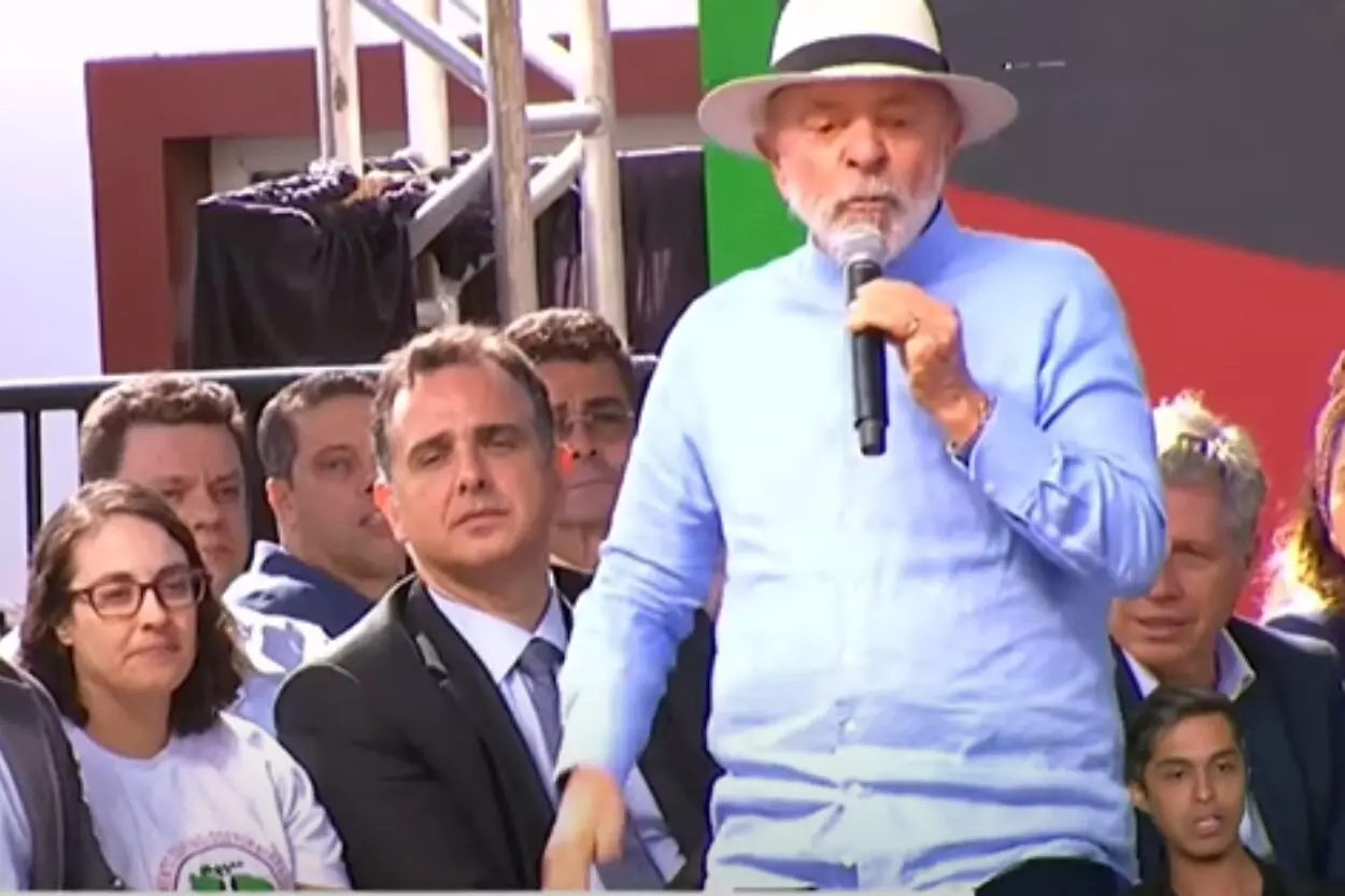 Com gritos de 'Fora Zema', Lula chama Rodrigo Pacheco de 'futuro governador', em Mariana