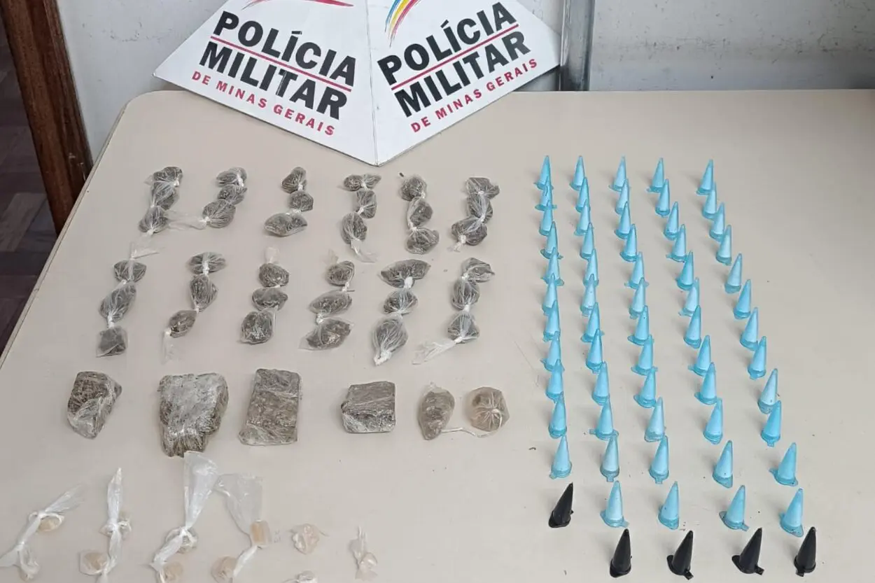 Suspeito foge, mas deixa cair drogas e cúmplice é presa em Itabirito