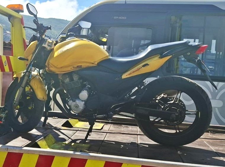 Suspeitos fogem de abordagem, mas polícia apreende moto e drogas em Ouro Preto