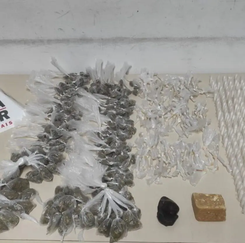 Após homem fugir de área de mata, PM encontra grande quantidade de drogas em Itabirito