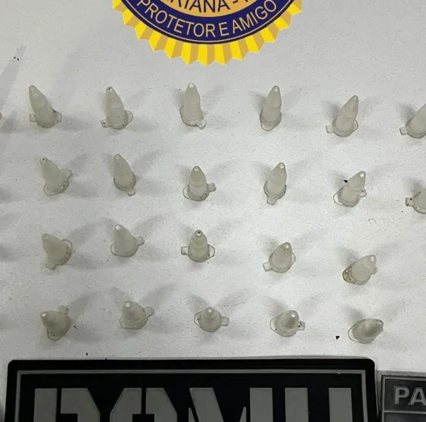 Homem foge, mas Polícia Municipal encontra 28 pinos de cocaína em Mariana