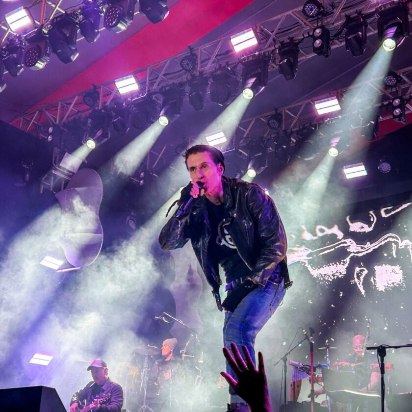 Celebrando os 25 anos do Acústico MTV, Capital Inicial emociona Ouro Preto