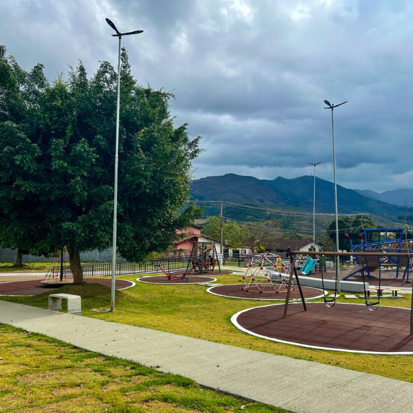 Comunidade de Antônio Pereira recebe primeira fase da nova praça da Vila Residencial