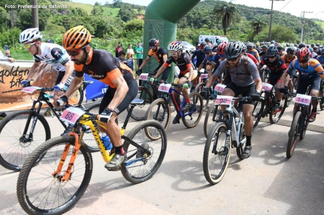 A Prefeitura de Itabirito anunciou, no dia 25 de julho, um pacote de contenção de despesas que impõe limites rigorosos ao orçamento municipal. O Decreto nº 16.454, publicado no Diário Oficial, prevê a suspensão de contratações, pagamento de horas extras, transferência de recursos ao terceiro setor e início de obras com recursos próprios. A medida também restringe novos empenhos (autorizações legais para reservar verba pública) a apenas 20% do previsto para projetos considerados não essenciais. A decisão foi tomada, segundo a administração, em resposta à queda nos repasses federais, especialmente do Fundo de Participação dos Municípios (FPM). Diante desse cenário, o governo local afirma buscar o reequilíbrio financeiro para manter os serviços prioritários em funcionamento.