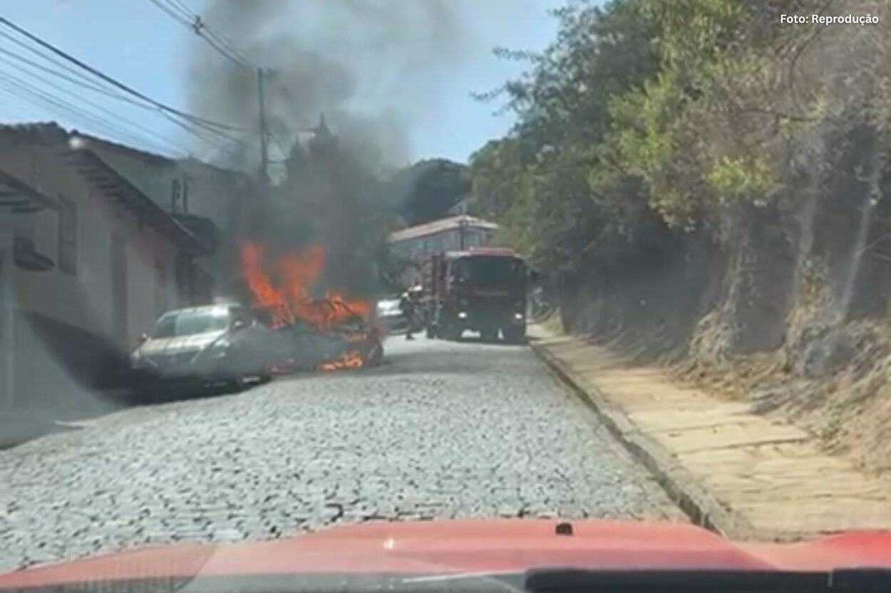 Carro pega fogo no centro histórico de Ouro Preto