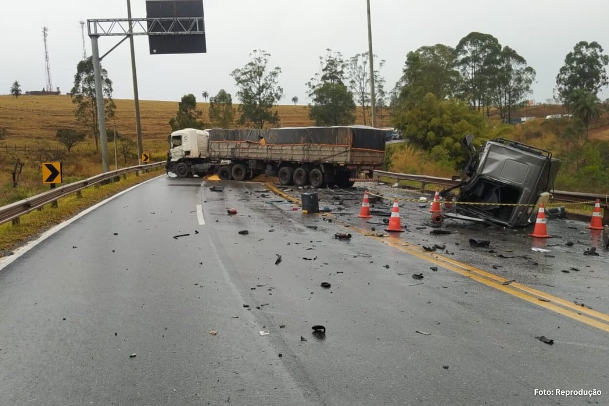Colisão frontal mata motorista e interdita BR-040