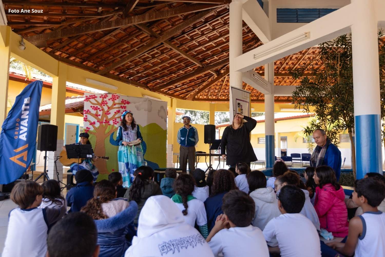 Teatro e oficina encantam crianças da Escola Municipal de Acuruí no Festival Uaimií
