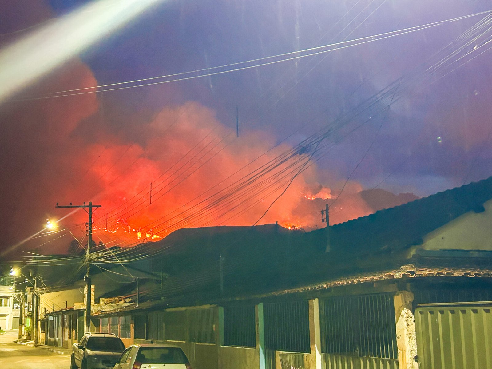 Incêndio entre Mariana e Ouro Preto mobiliza força-tarefa