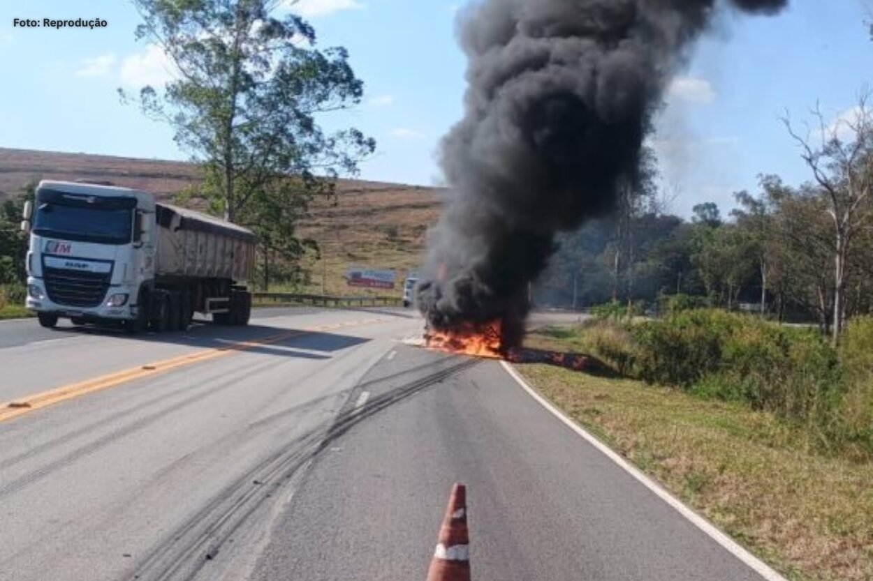 BR-040 tem interdição total após incêndio em carreta de cimento