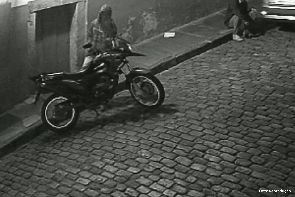 Câmera flagra furto de moto na Rua Direita, em Ouro Preto
