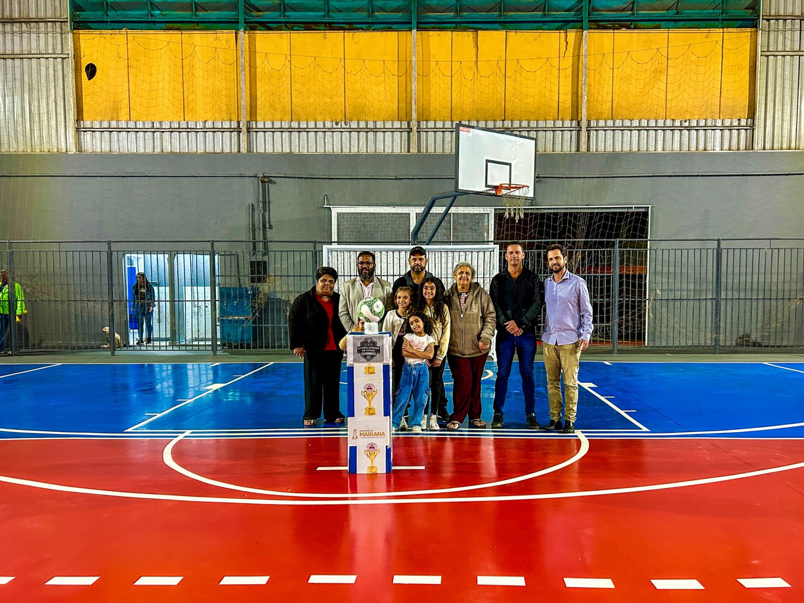 Prefeitura entrega quadra reformada em Passagem de Mariana