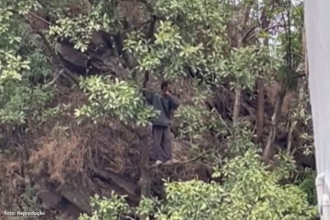 Bombeiros Militares resgatam homem dependurado em penhasco em Ouro Preto