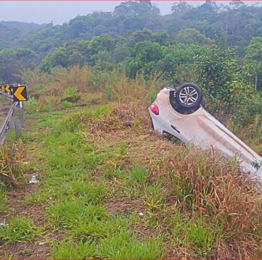 Carro do Grupo Farid capota na BR-356 em Ouro Preto