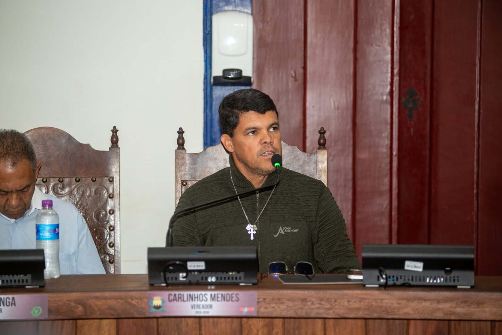 Carlinhos Mendes pede canalização do esgoto em Saramenha