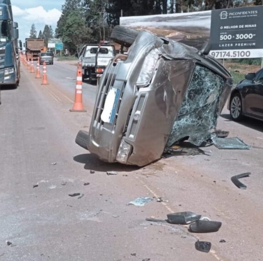 Capotamento envolve três veículos próximo ao Trevo do Maracujá