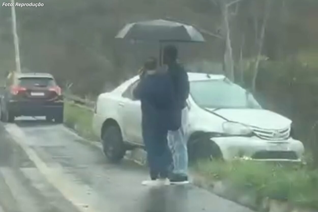 Veículo se envolve em acidente entre Mariana e Ouro Preto durante chuva