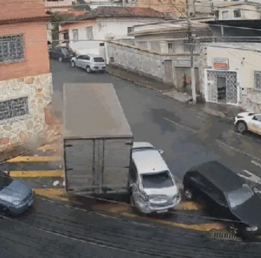 Caminhão perde força em ladeira e desce de ré em Conselheiro Lafaiete