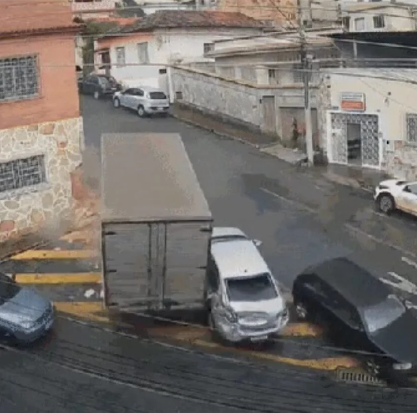 Caminhão perde força em ladeira e desce de ré em Conselheiro Lafaiete