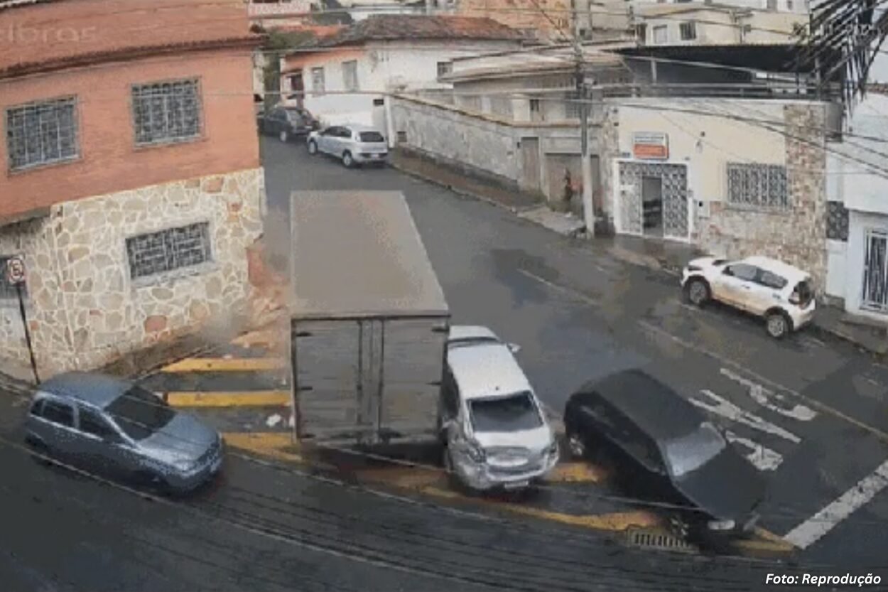 Caminhão perde força em ladeira e desce de ré em Conselheiro Lafaiete