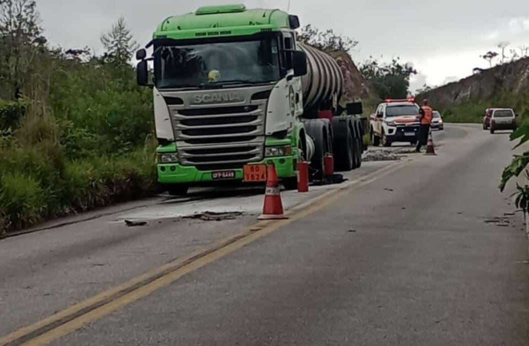 Caminhão com soda cáustica pega fogo e interdita MG-129