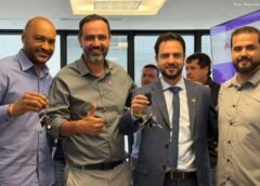 Mariana recebe cinco máquinas para reforçar estradas rurais