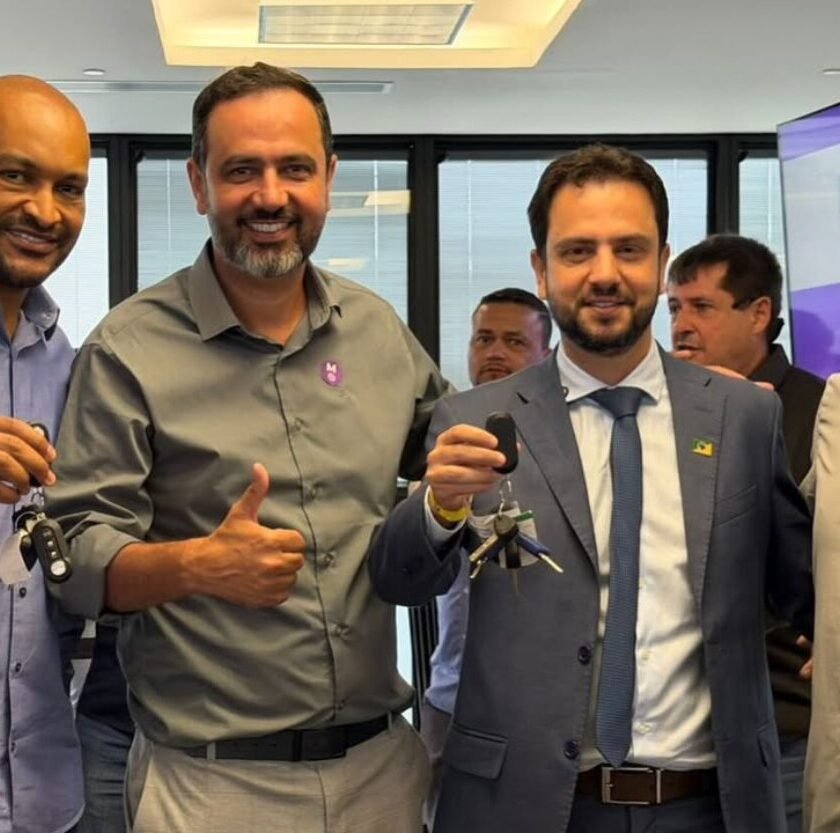 Mariana recebe cinco máquinas para reforçar estradas rurais