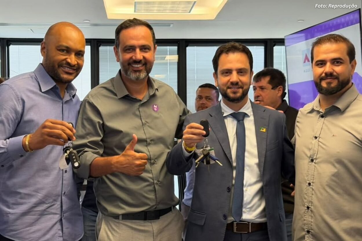 Mariana recebe cinco máquinas para reforçar estradas rurais