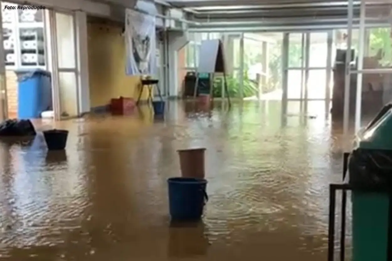 Alagamentos atingem prédios da UFOP após forte chuva nesta quinta-feira
