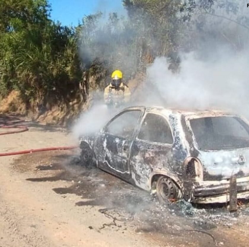 Incêndio destrói veículo em estrada de terra em Lafaiete