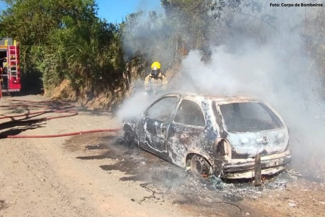 Incêndio destrói veículo em estrada de terra em Lafaiete