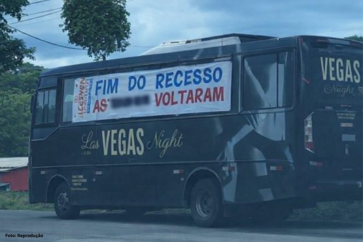 Ônibus do Las Vegas Night Club usa humor em anúncio de retorno