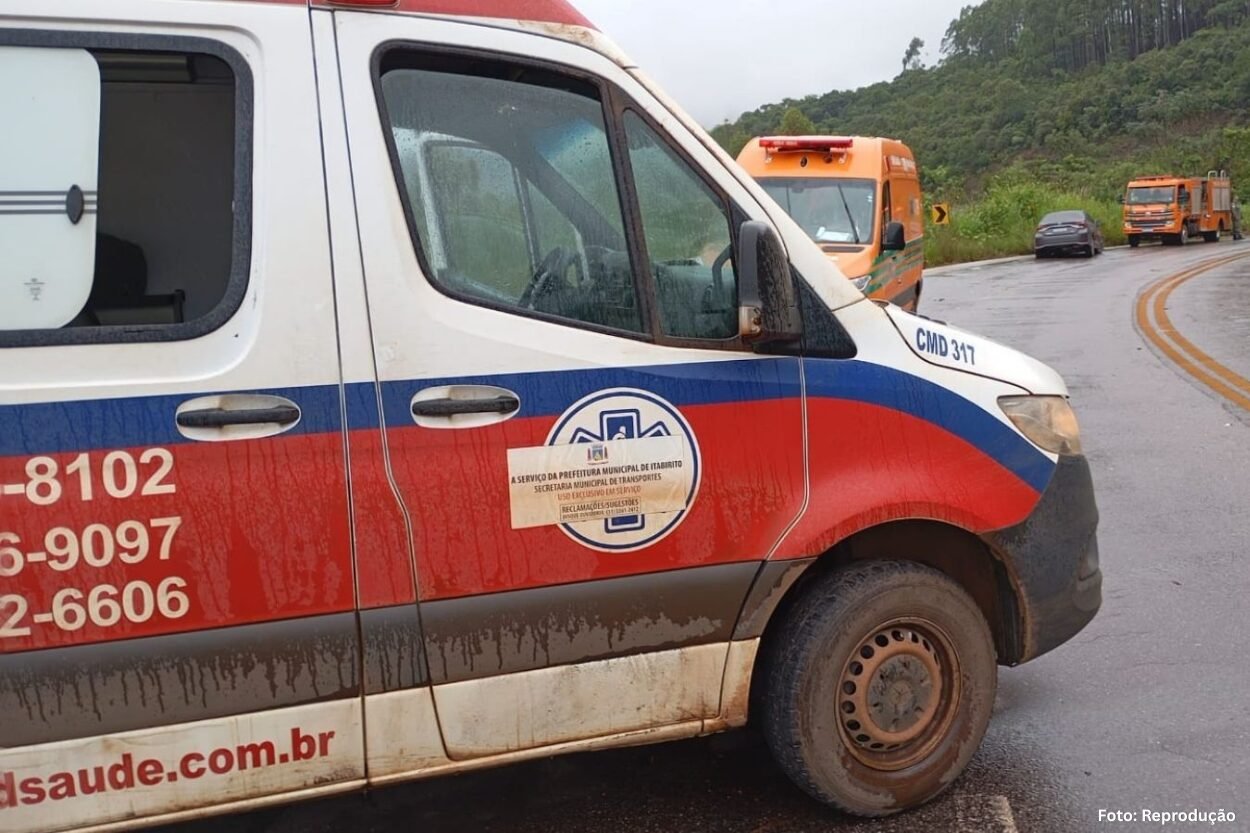 Acidente envolve ambulância da UPA e carro na Serra da Santa