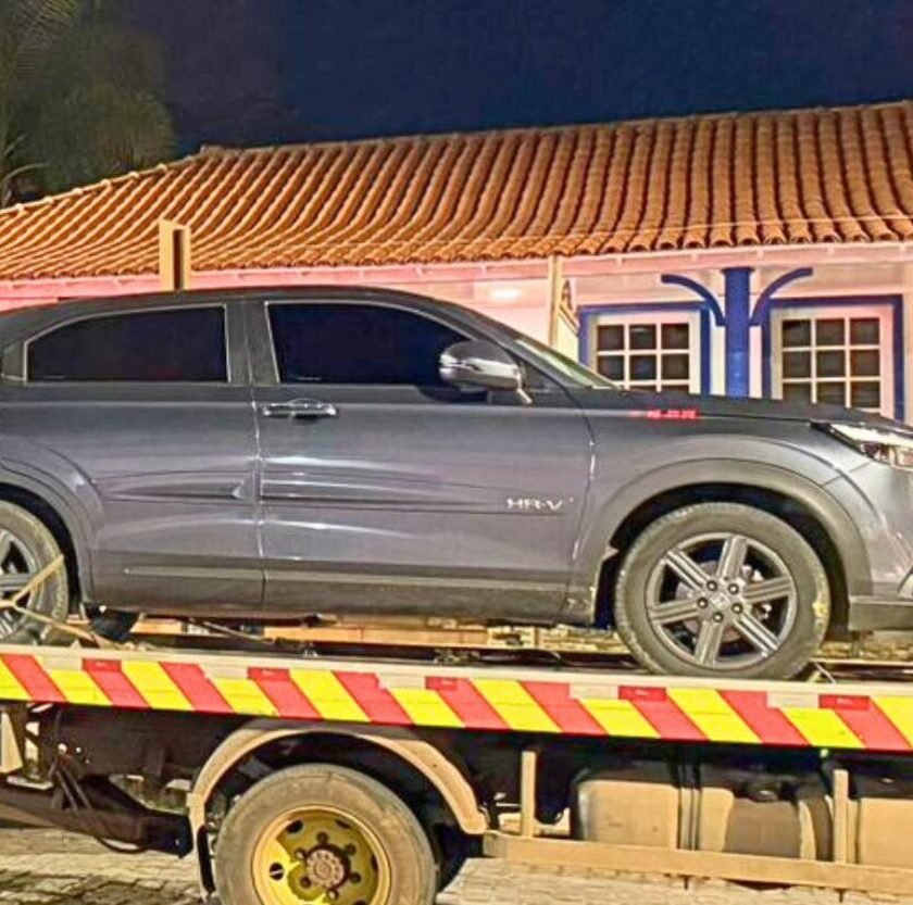 Carro furtado de R$ 160 mil é identificado e motorista é preso