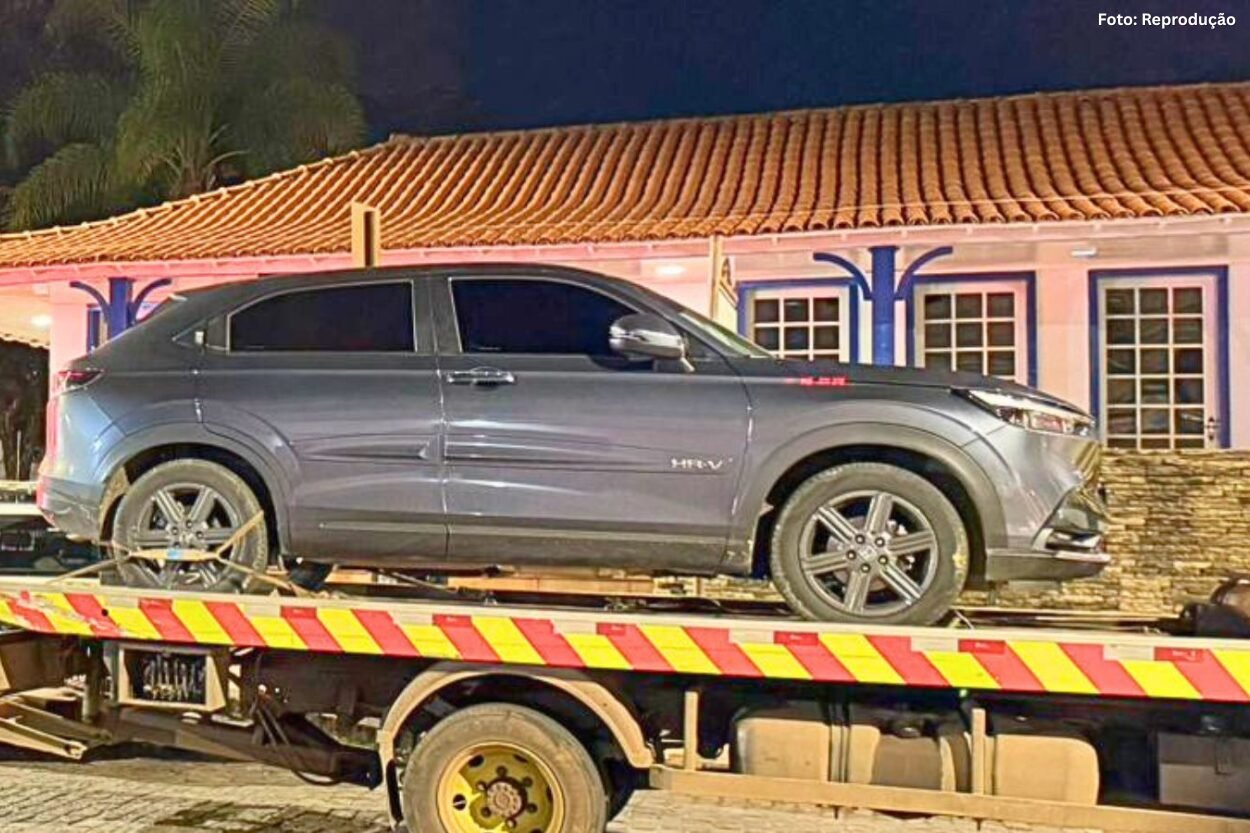 Carro furtado de R$ 160 mil é identificado e motorista é preso