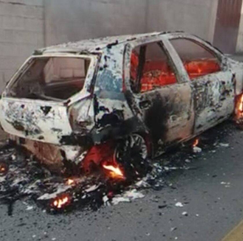 Carro é totalmente destruído por fogo em Itabirito
