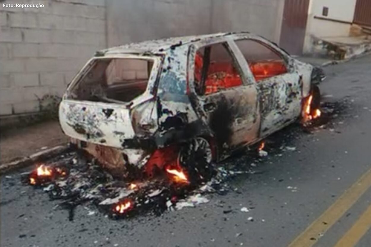 Carro é totalmente destruído por fogo em Itabirito