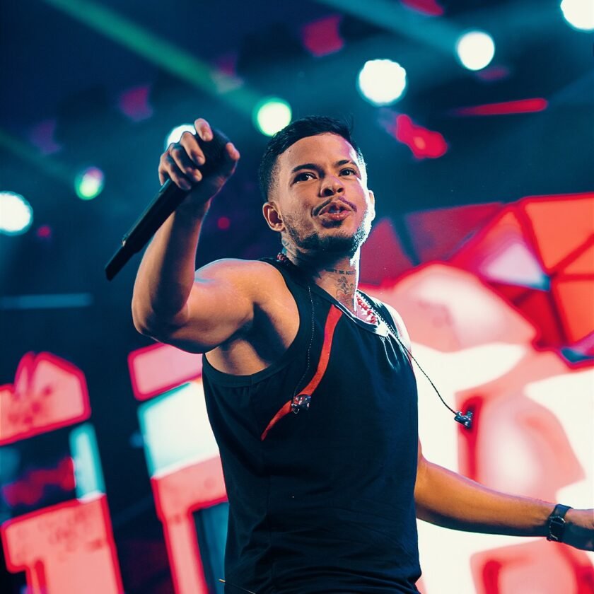 Dennis DJ arrasta multidão nos 50 anos do Bloco do Caixão