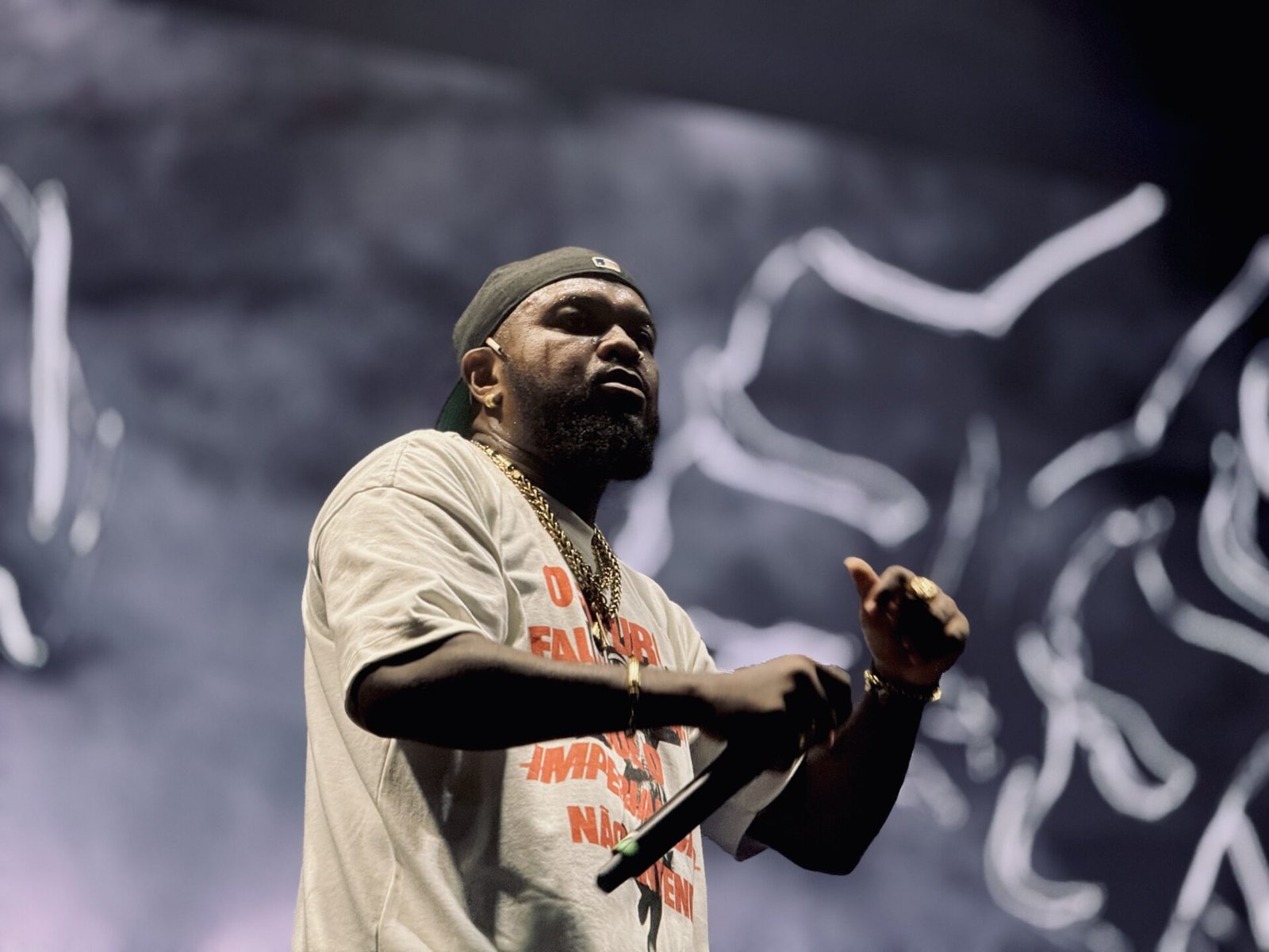 Djonga faz show histórico e lota o Largo do Cinema no Carnaval de Ouro Preto