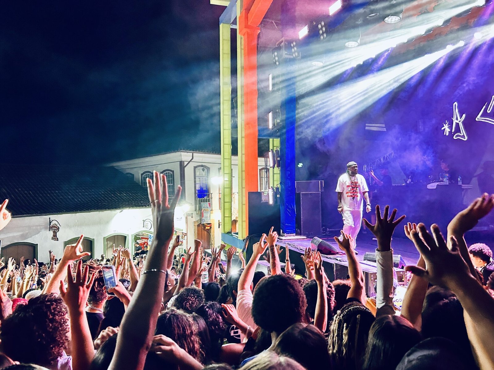 Djonga faz show histórico e lota o Largo do Cinema no Carnaval de Ouro Preto