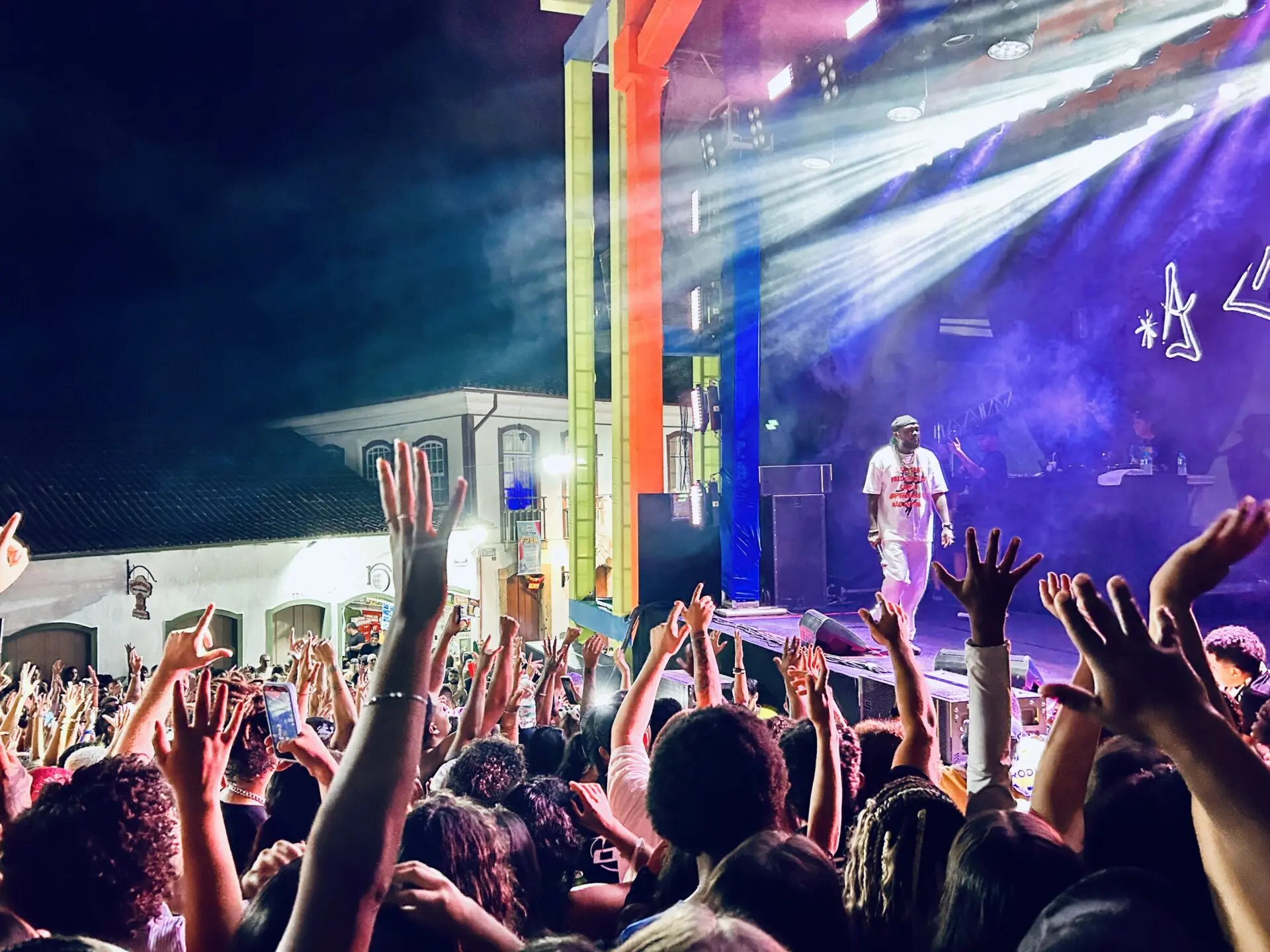 Djonga faz show histórico e lota o Largo do Cinema no Carnaval de Ouro Preto