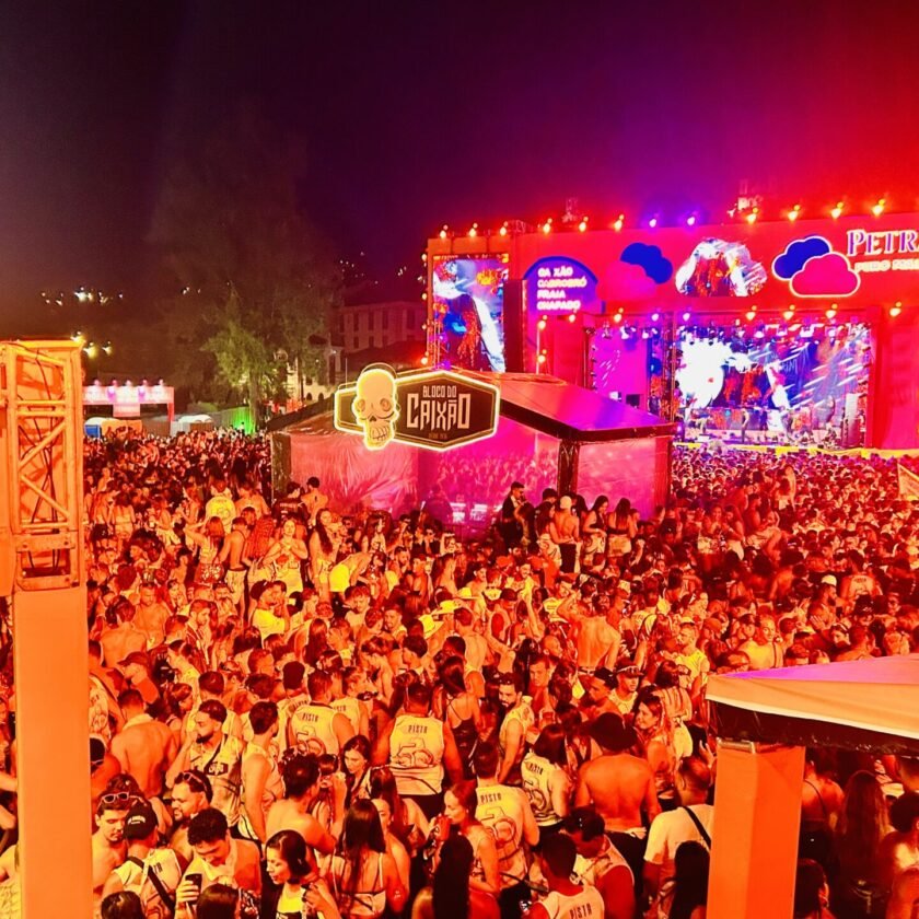 Dennis DJ arrasta multidão nos 50 anos do Bloco do Caixão
