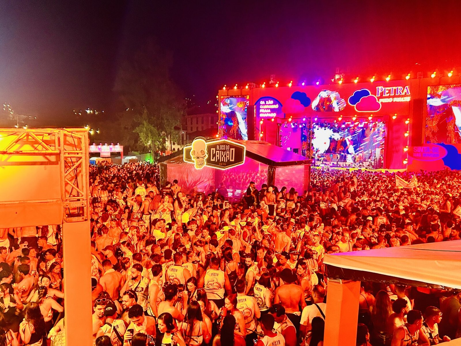 Dennis DJ arrasta multidão nos 50 anos do Bloco do Caixão