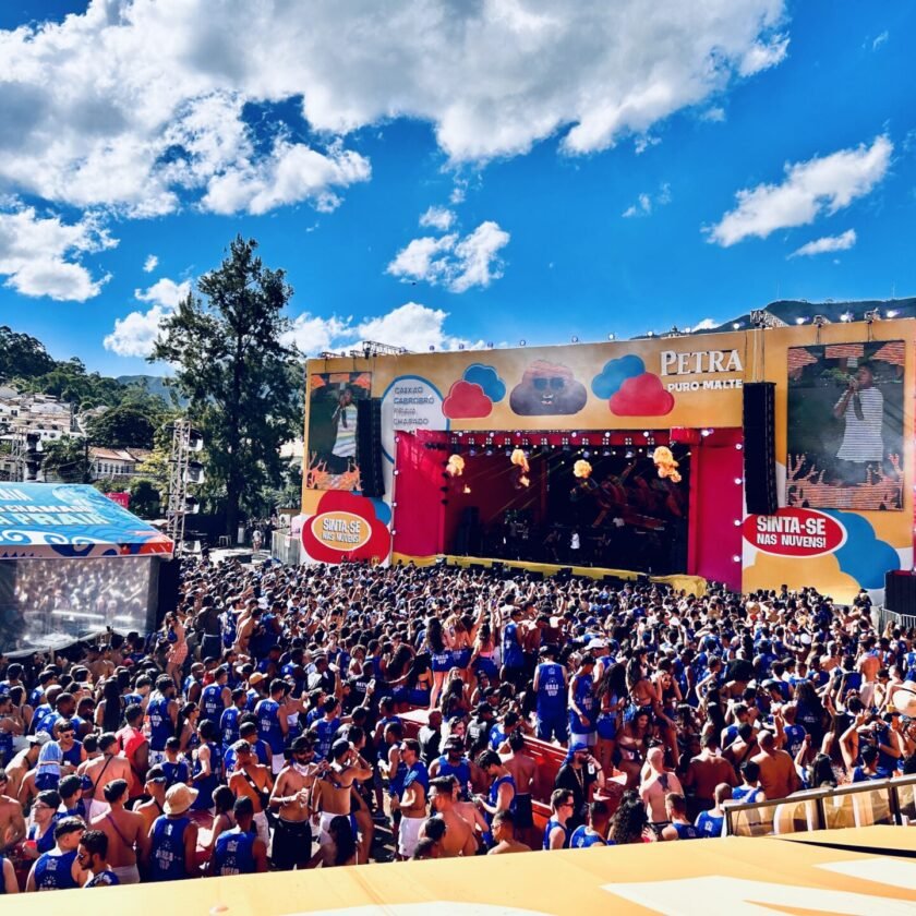 “Deu Praia”: Bloco da Praia reúne multidão e mantém tradição no Carnaval de Ouro Preto