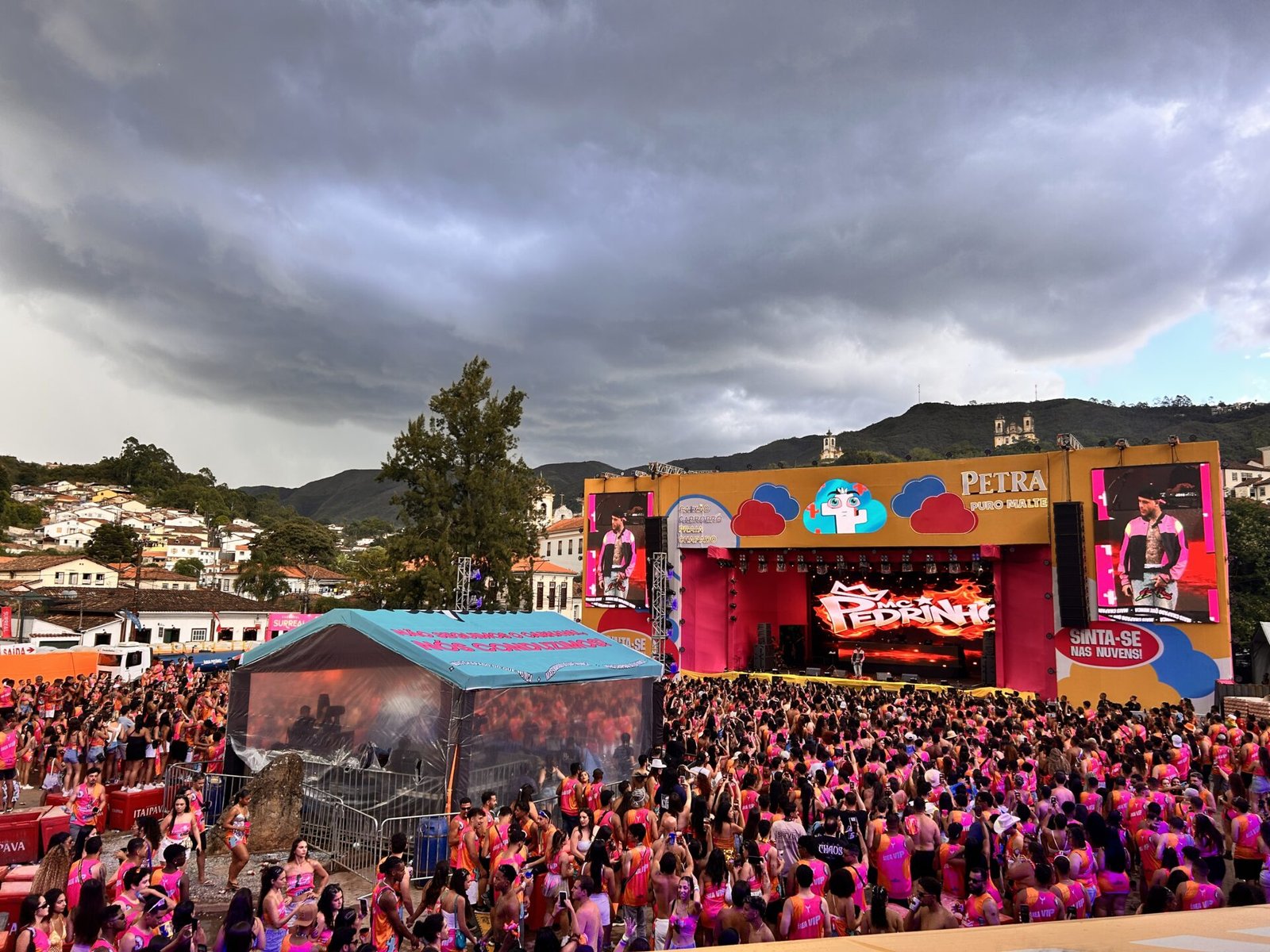 Bloco Chapado encerra Carnaval universitário com Luísa Sonza e MC Pedrinho em Ouro Preto