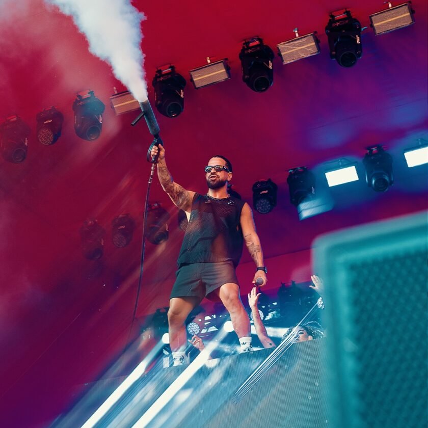 Dennis DJ arrasta multidão nos 50 anos do Bloco do Caixão