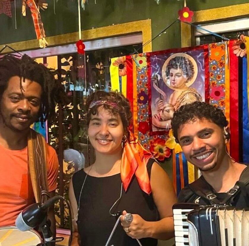 Trio Forrobodó anima noite de forró no Bar da Nida