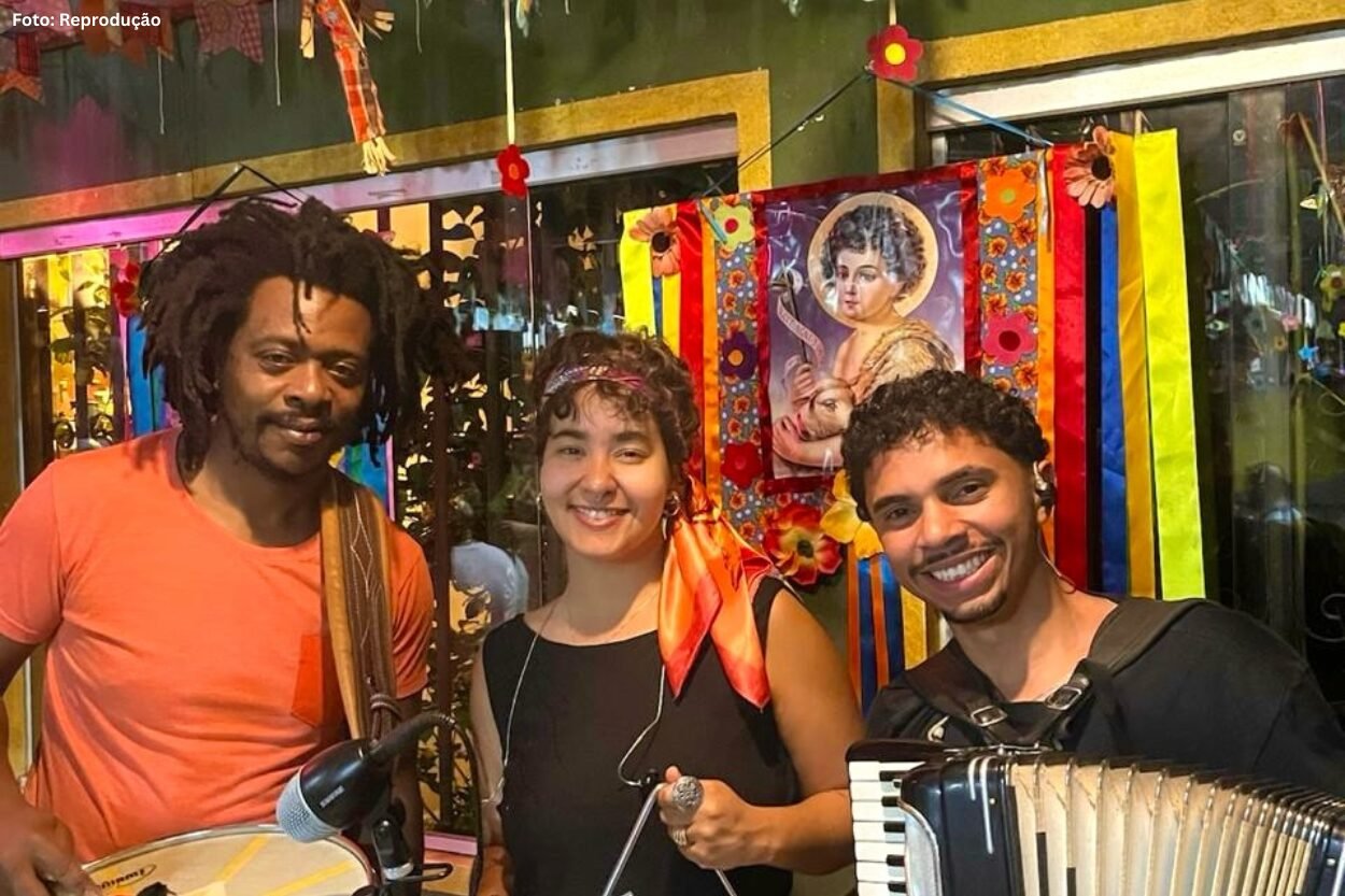 Trio Forrobodó anima noite de forró no Bar da Nida