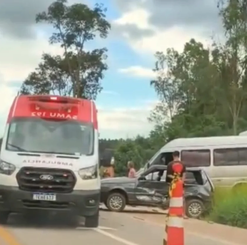 Colisão entre veículos provoca lentidão em Cachoeira do Campo