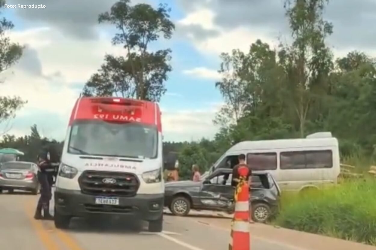 Colisão entre veículos provoca lentidão em Cachoeira do Campo